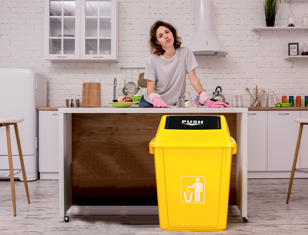 PAPELERA CONTENEDOR Q-CONNECT PLASTICO CON TAPA DE BALANCIN 58 LITROS AMARILLO 470X330X760 MM